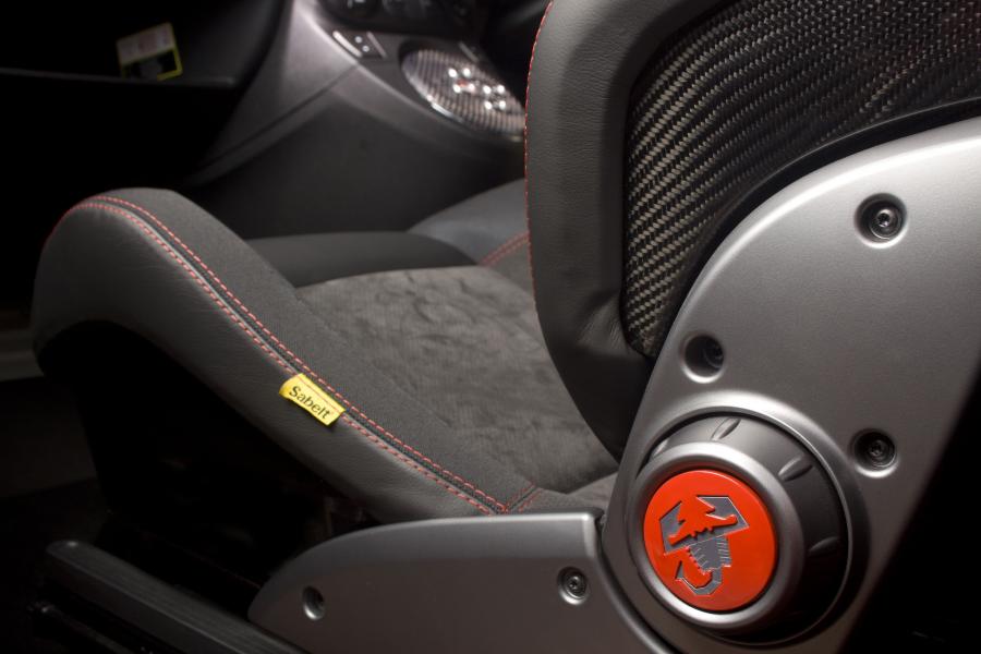Детали интерьера Abarth 695 Tributo Ferrari 2012 года  (ZA) (фото 19 из 24)